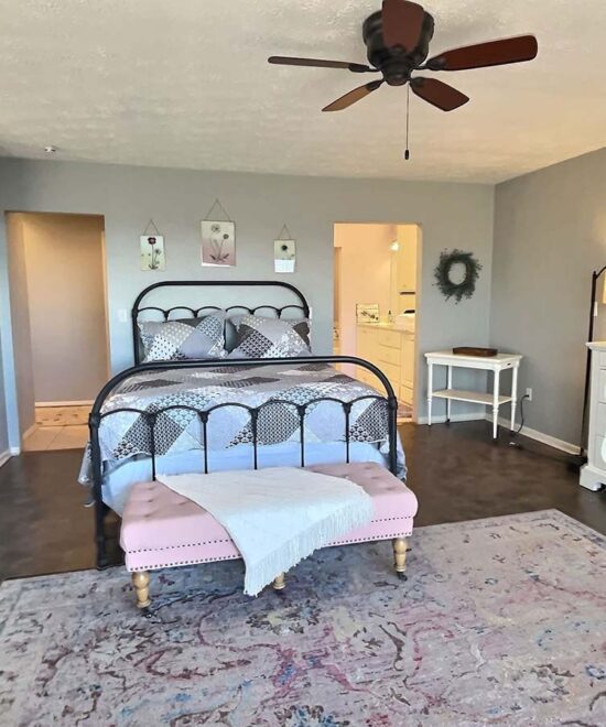 Tranquil Mountain Retreat Upper Bedroom Queen Bed with Ensuite Bathroom & Jetted Tub