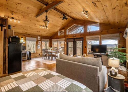 White River Oasis Vacation Rental Open-Plan Living, Dining & Kitchen