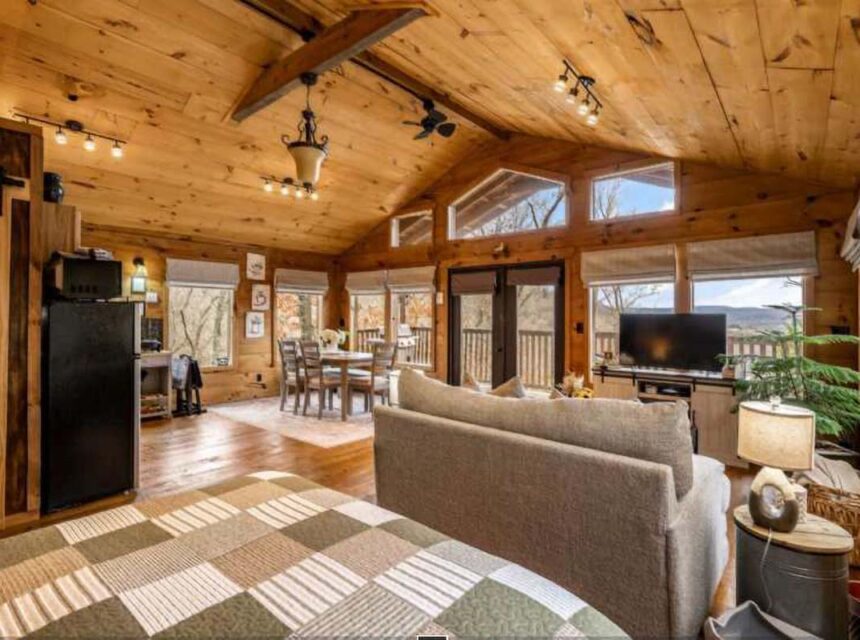 White River Oasis Vacation Rental Open-Plan Living, Dining & Kitchen